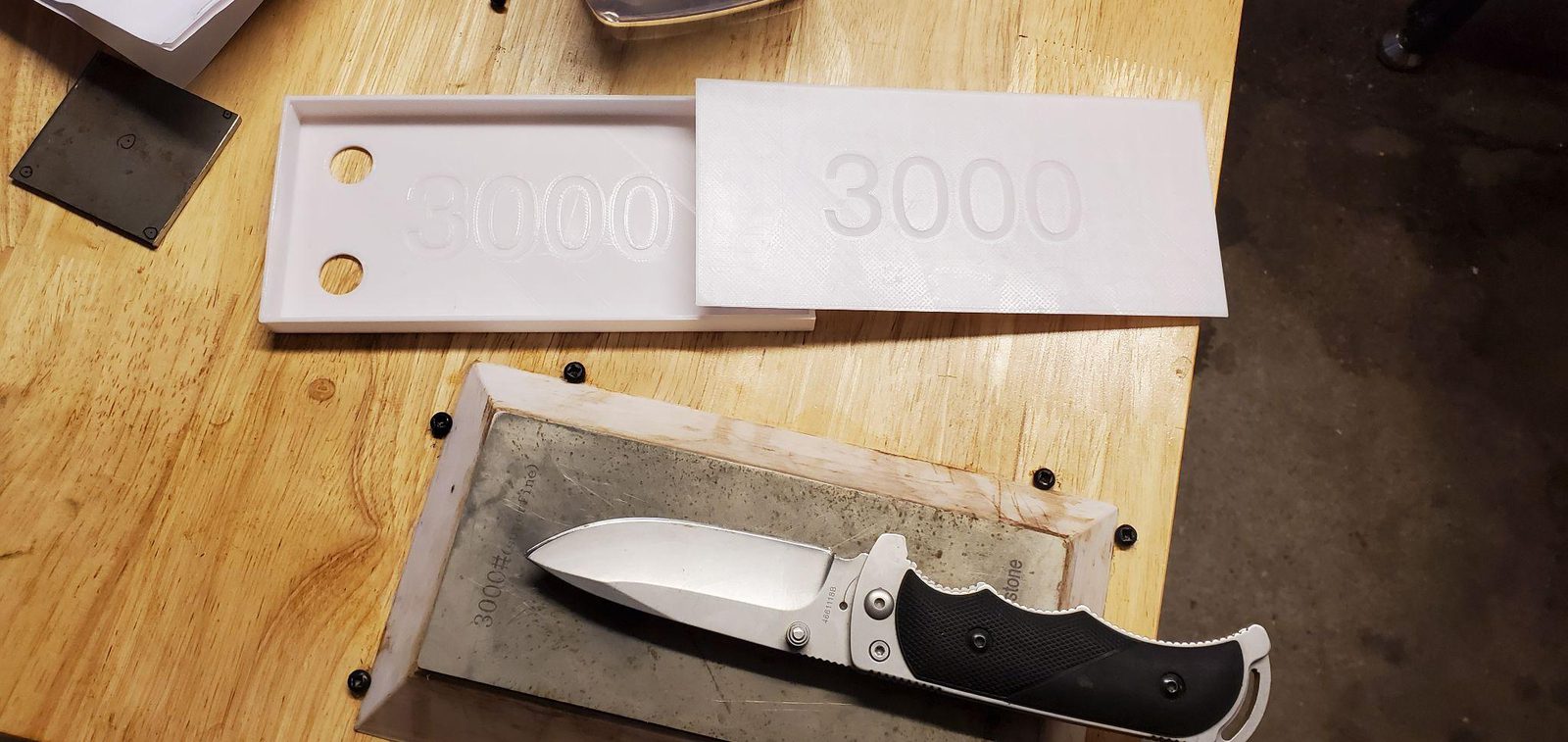 Diamond sharpening stone setup with a folding knife